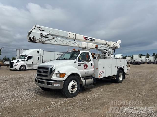 Ford F-750 Teherautóra szerelt emelők és állványok