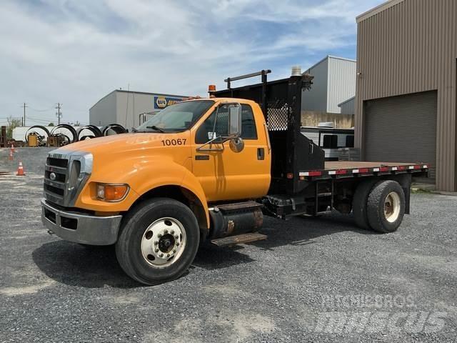 Ford F-750 Platós / Ponyvás teherautók