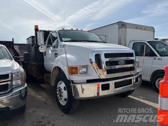 Ford F-750 Platós / Ponyvás teherautók