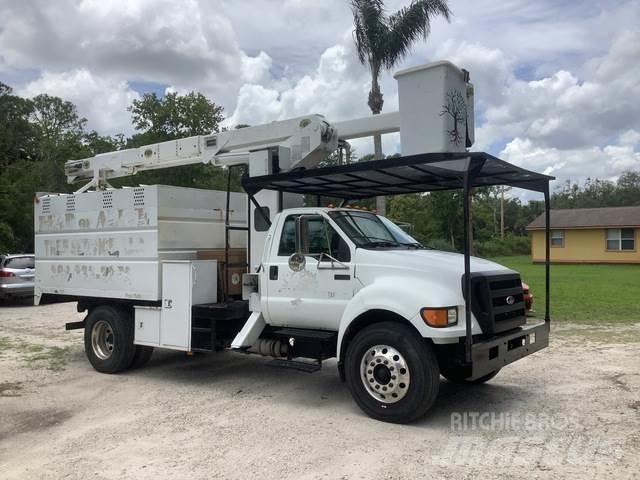 Ford F-750 Teherautóra szerelt emelők és állványok