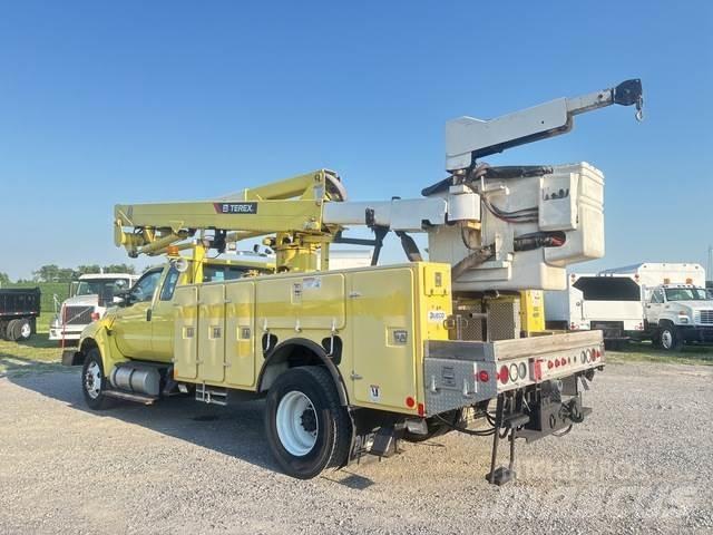 Ford F-750 Teherautóra szerelt emelők és állványok