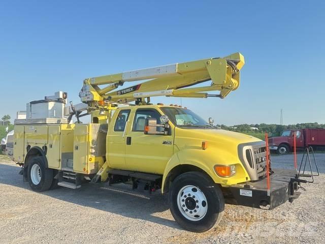Ford F-750 Teherautóra szerelt emelők és állványok