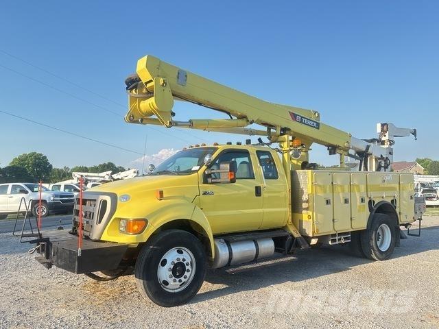 Ford F-750 Teherautóra szerelt emelők és állványok