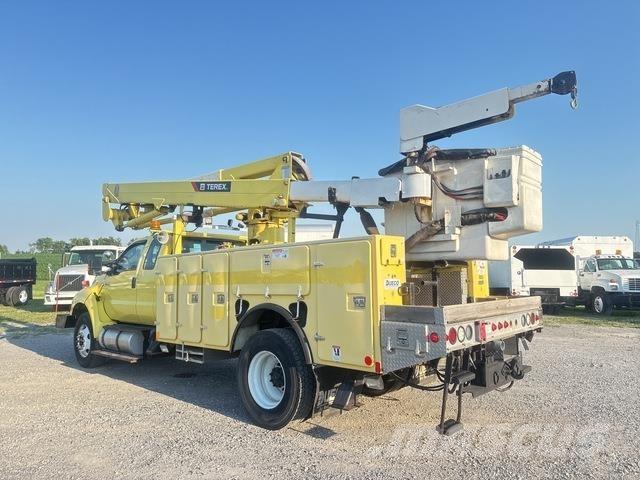 Ford F-750 Teherautóra szerelt emelők és állványok