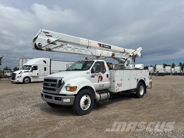 Ford F-750 Teherautóra szerelt emelők és állványok