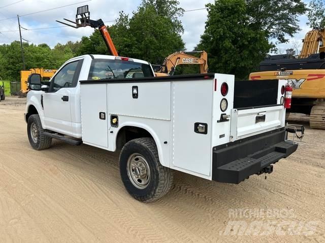 Ford F250 Kis teherszállító/Platós kocsi