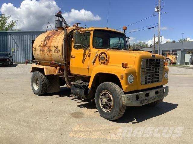 Ford L8000 Vízszállító teherautók