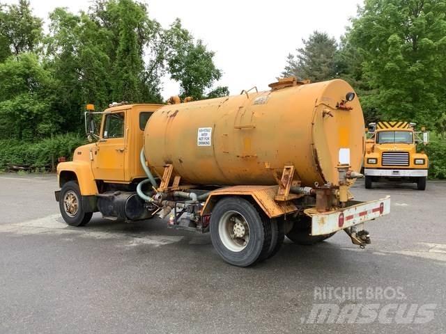 Ford L8000 Vízszállító teherautók