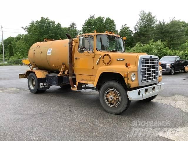 Ford L8000 Vízszállító teherautók