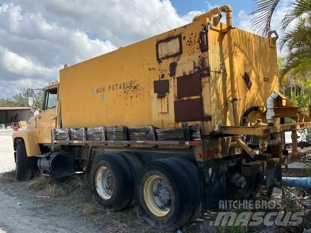 Ford LT8000 Vízszállító teherautók