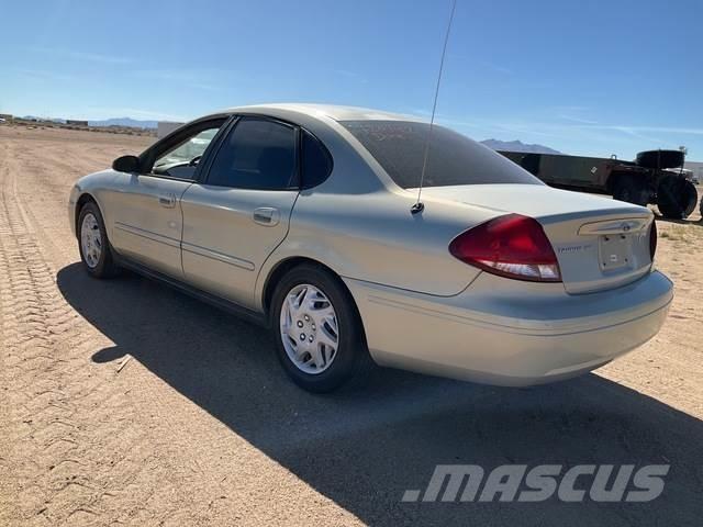 Ford Taurus SE Kistehergépjárművek