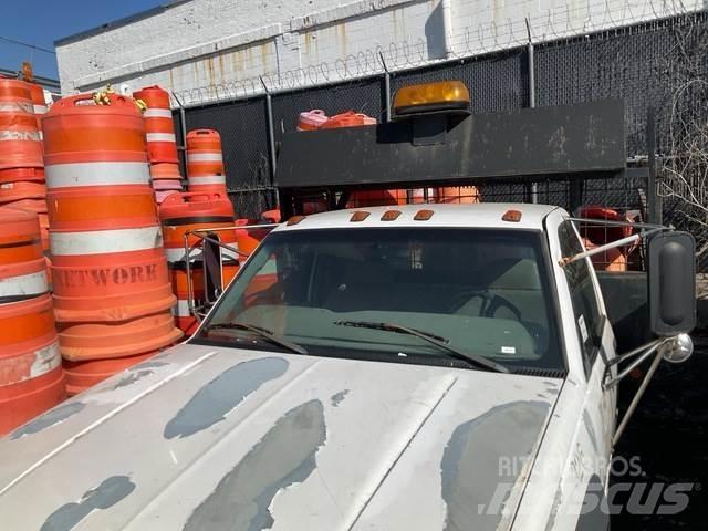 GMC 3500 Platós / Ponyvás teherautók