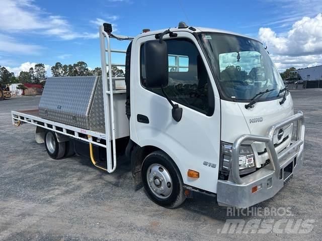 Hino 300 Platós / Ponyvás teherautók