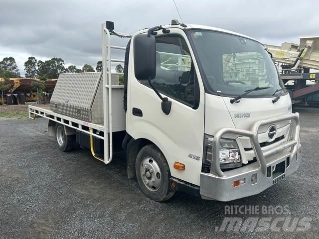 Hino 300 Platós / Ponyvás teherautók