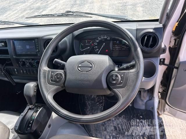 Hino 300 Platós / Ponyvás teherautók