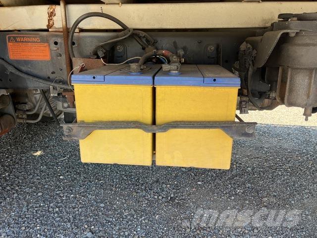 Hino 300 816 Dobozos teherautók