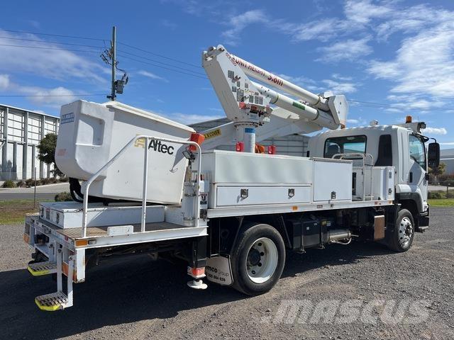Isuzu FTR900 Teherautóra szerelt emelők és állványok