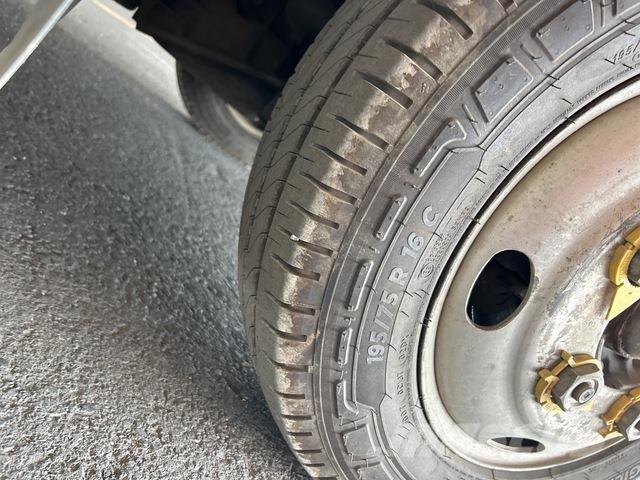 Isuzu NLR Platós / Ponyvás teherautók