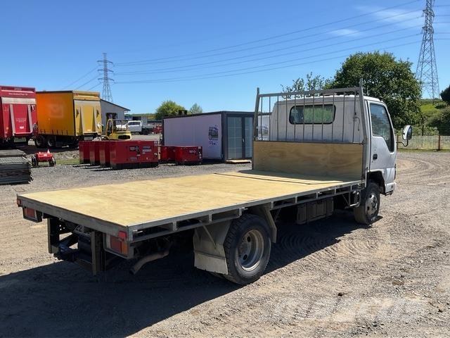 Isuzu NPR 250M Platós / Ponyvás teherautók