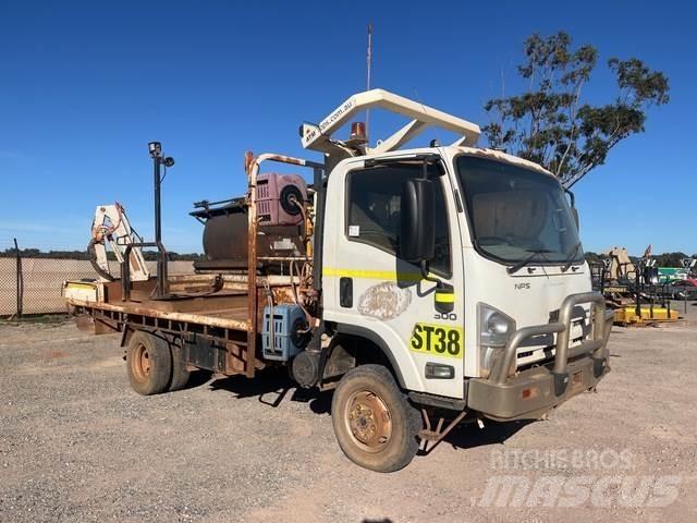 Isuzu NPS 300 Platós / Ponyvás teherautók