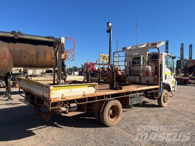 Isuzu NPS 300 Platós / Ponyvás teherautók