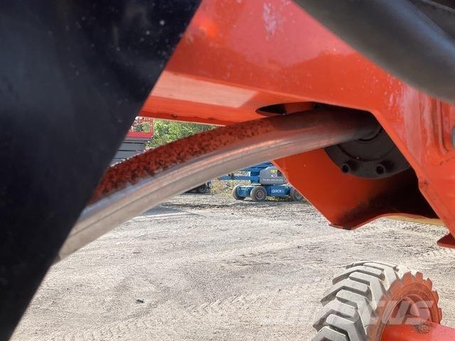 JLG 600AJ Karos emelők