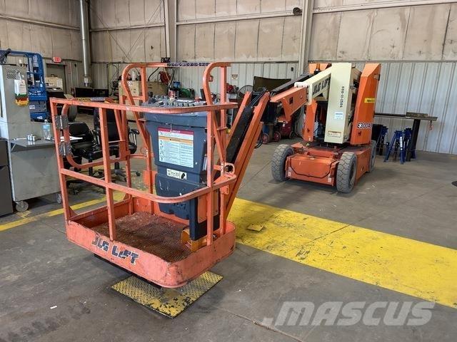 JLG E300AJP Karos emelők