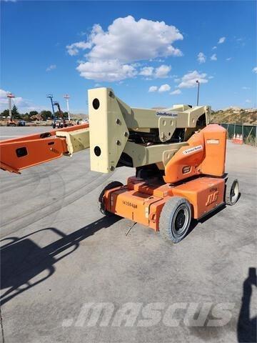JLG E400AJP Karos emelők