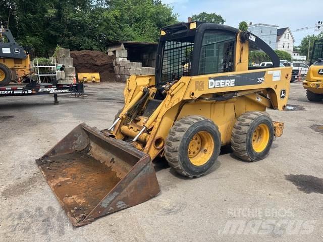 John Deere 325 Kompaktrakodók