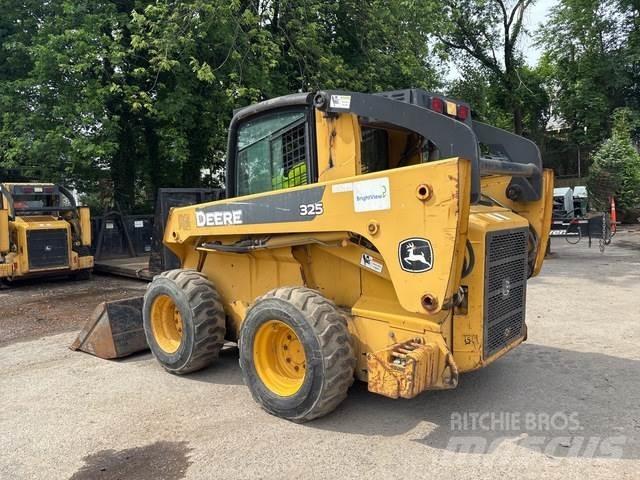 John Deere 325 Kompaktrakodók