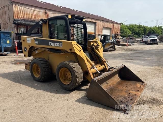 John Deere 325 Kompaktrakodók