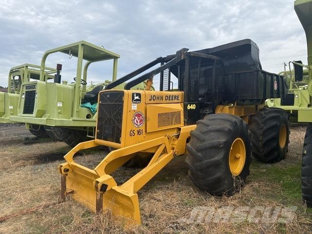 John Deere 640 Vonszolók