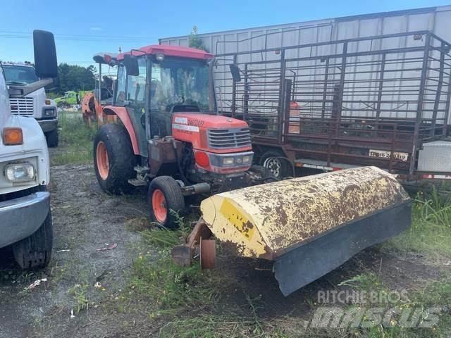 Kubota M5700 Beltéri takarító gépek