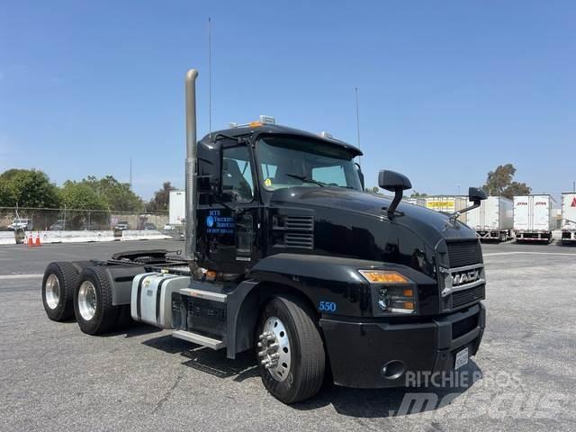 Mack AN64T Nyergesvontatók