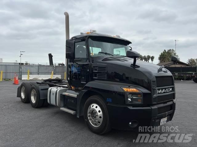 Mack AN64T Nyergesvontatók