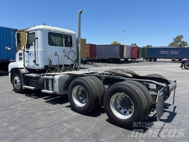 Mack AN64T Nyergesvontatók