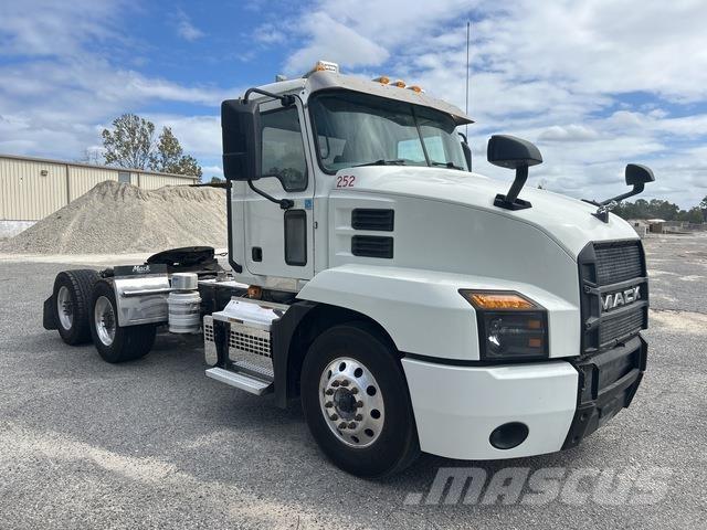 Mack AN64T Nyergesvontatók