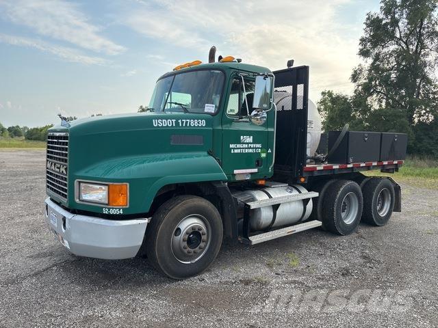 Mack CH613 Platós / Ponyvás teherautók