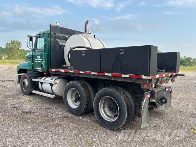 Mack CH613 Platós / Ponyvás teherautók