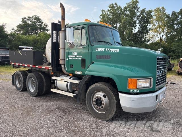 Mack CH613 Platós / Ponyvás teherautók