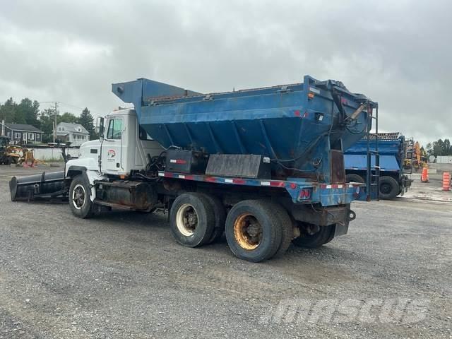 Mack CL713 Hóeltakarítók