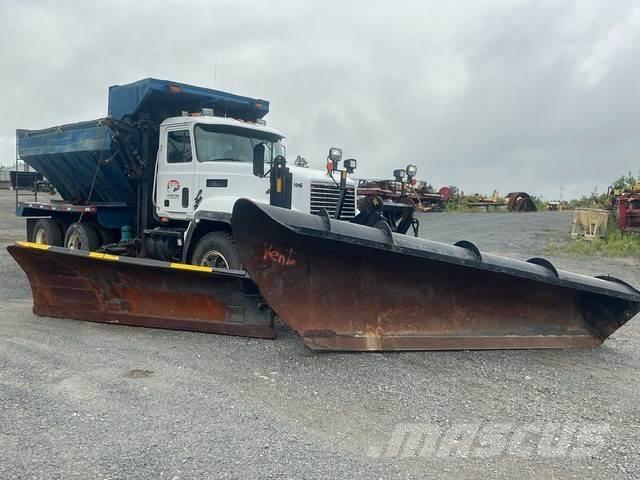 Mack CL713 Hóeltakarítók