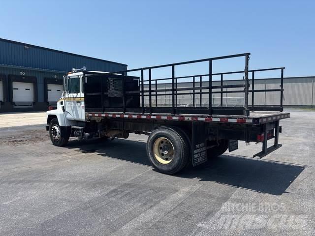 Mack CS300P Platós / Ponyvás teherautók