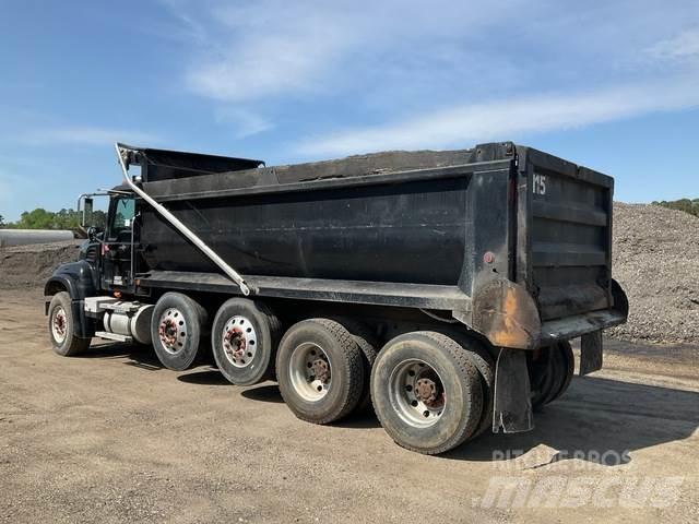 Mack CV713 Billenő teherautók