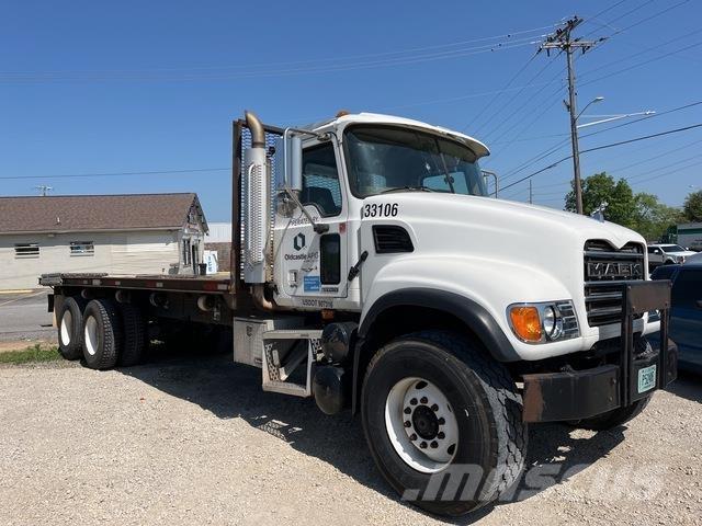 Mack CV713 Platós / Ponyvás teherautók