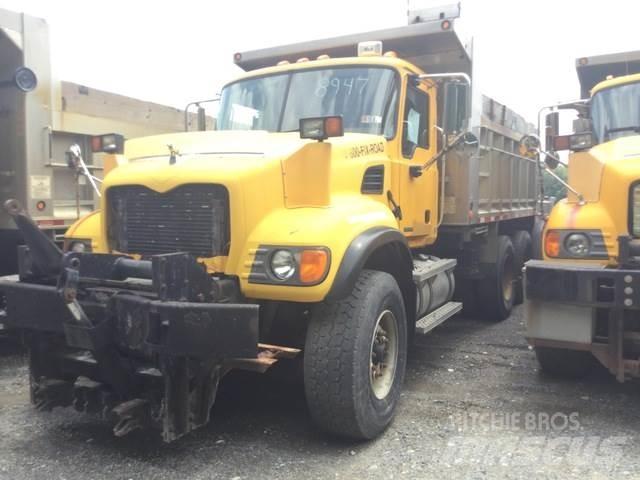 Mack CV713 Homok és Sószórók