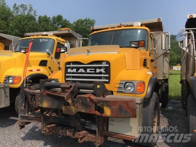 Mack CV713 Homok és Sószórók