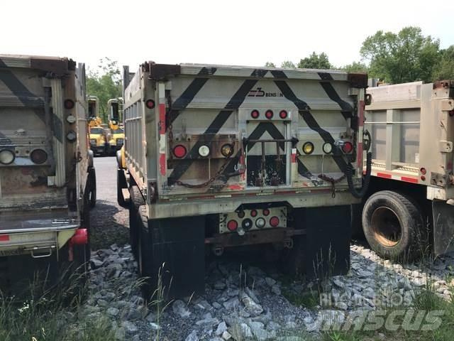 Mack CV713 Homok és Sószórók