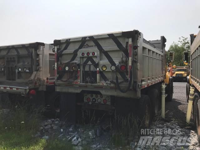 Mack CV713 Homok és Sószórók