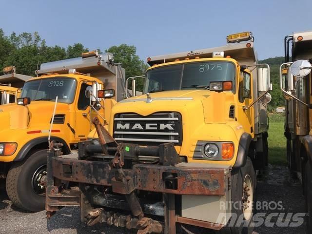 Mack CV713 Homok és Sószórók